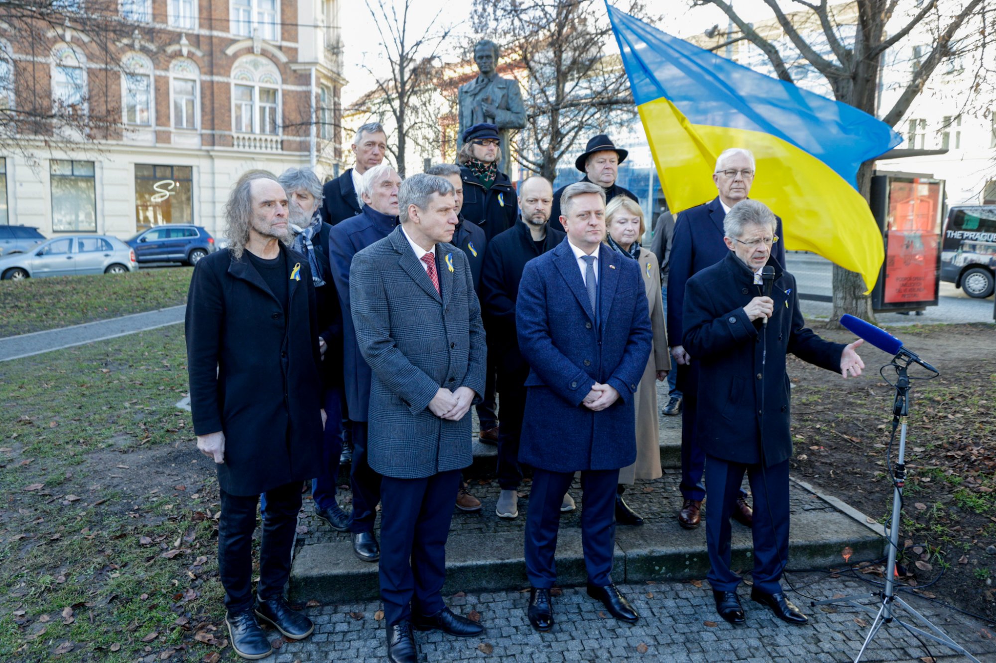Odborná konference, pietní akt a nasvícená budova Senátu. Horní komora si připomíná 4. výročí eskalace ruské agrese na Ukrajině