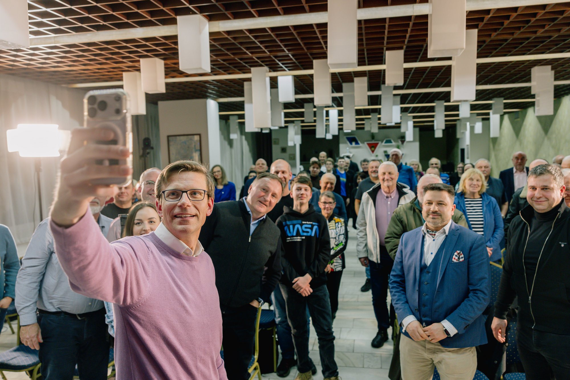 KUPKA JEDE ZA VÁMI: Martin Kupka v Libereckém kraji návštívil výrobce průmyslových krystalů, rodinné firmy, setkal se s dobrovolníky a na závěr debatoval s veřejností