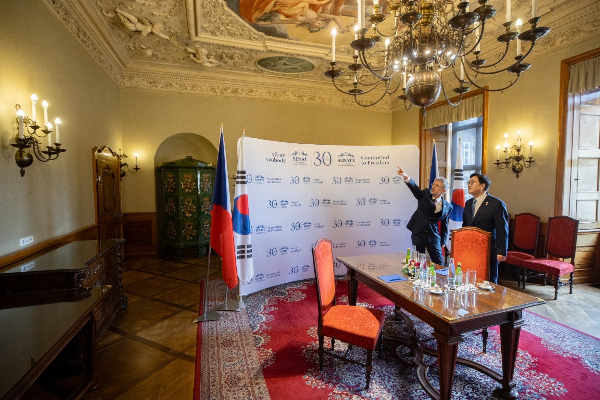 Senát hostil korejskou delegaci, jednalo se o Dukovanech i Blízkém východě