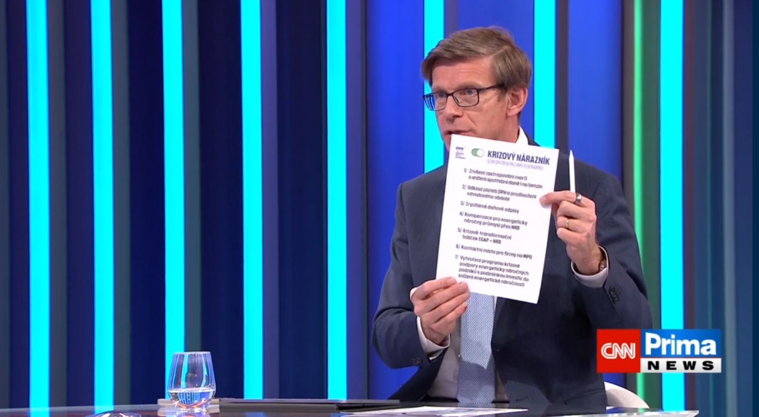 Vláda hraje pouze o nafouknutá křehká ega. O věcný střet nejde. To, že vláda škrtla 21 miliard pro obranu, je vykřičník pro naše spojence, Martin Kupka v Partii