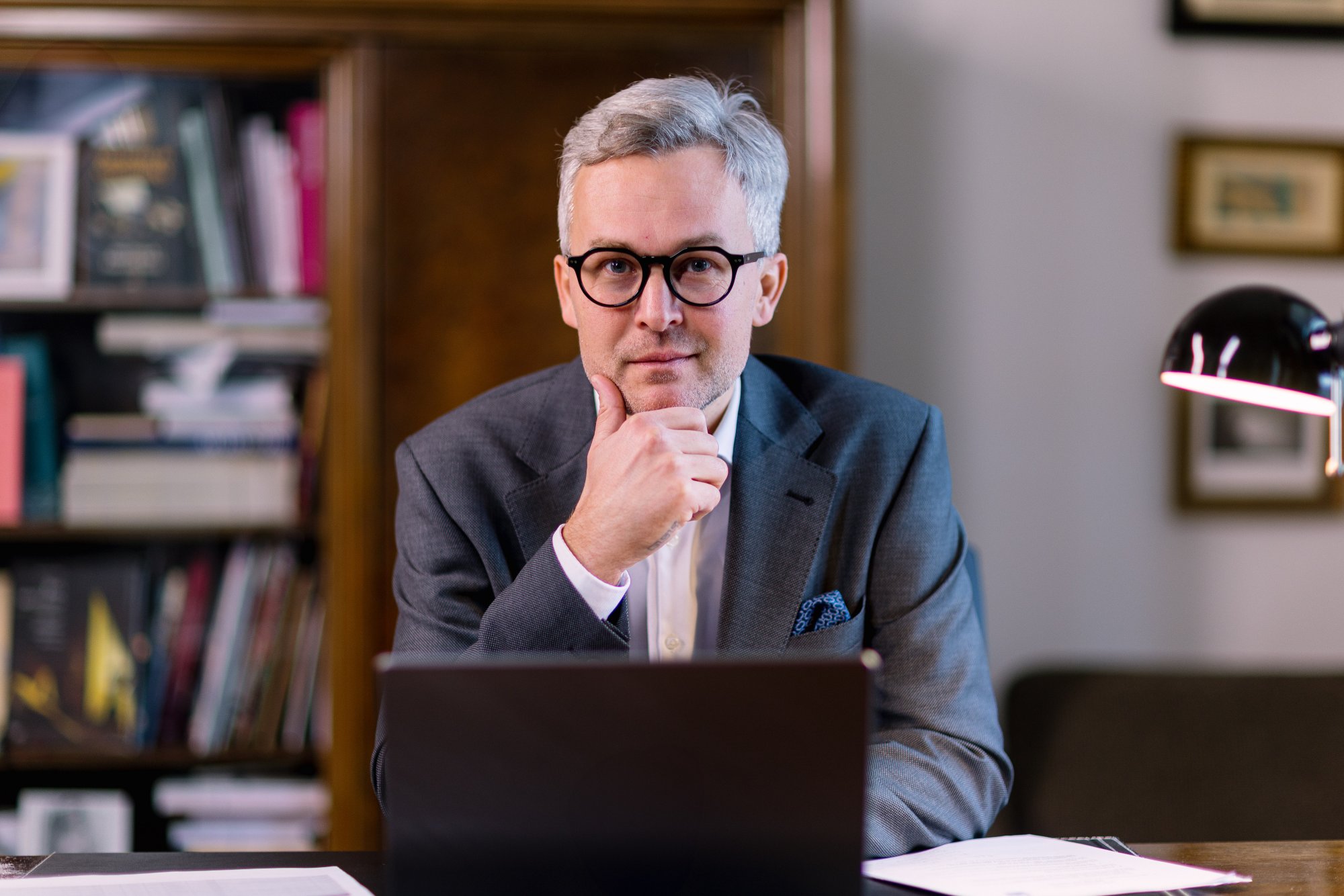 Evropský týdeník Ondřeje Krutílka: Orbán se loučí, Janáček v Bruselu, naděje pro hybridy a spalováky