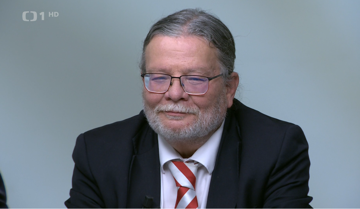 Zůna by měl rezignovat, řekl Alexandr Vondra v Nedělní debatě ČT