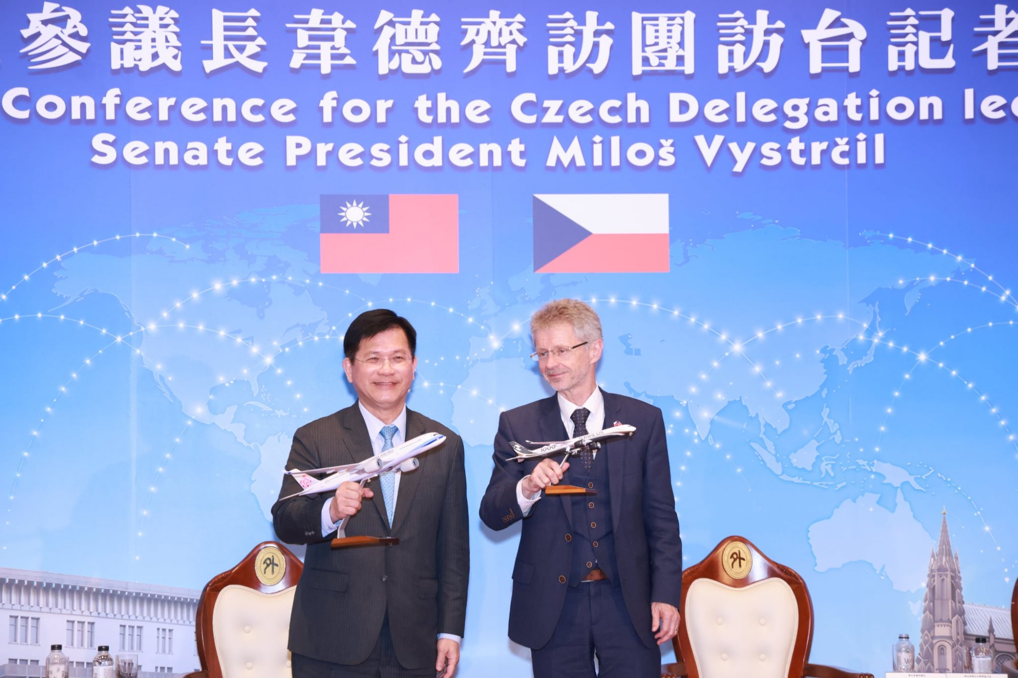 Denní přímé lety mezi Prahou a Taipejí i investice do společných projektů, předseda Vystrčil uzavírá cestu na Taiwanu