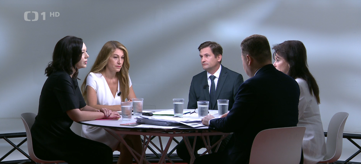 Nedělní diskuse ČT: Politika není nad zákony oponovala Eva Decroix
