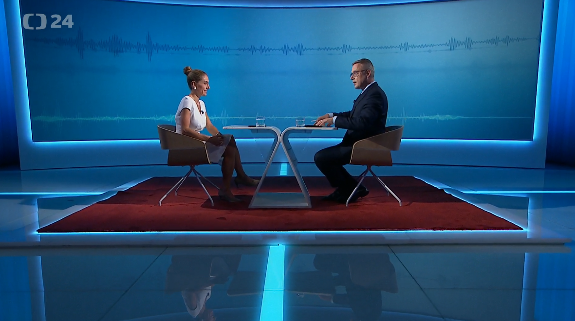 Vláda ze sebe dělá šaška, řekla v Interview ČT Eva Decroix k situaci kolem účasti Pavla na summitu NATO