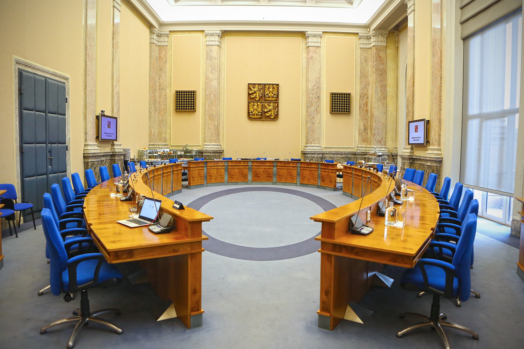 Babiš vede stát k bankrotu, cena benzínu strmě roste, ale jeho věrní fanoušci ho za to chválí